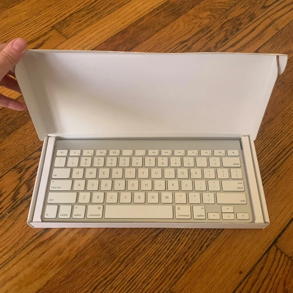 Apple Wireless Keyboard - Picture 1 of 5